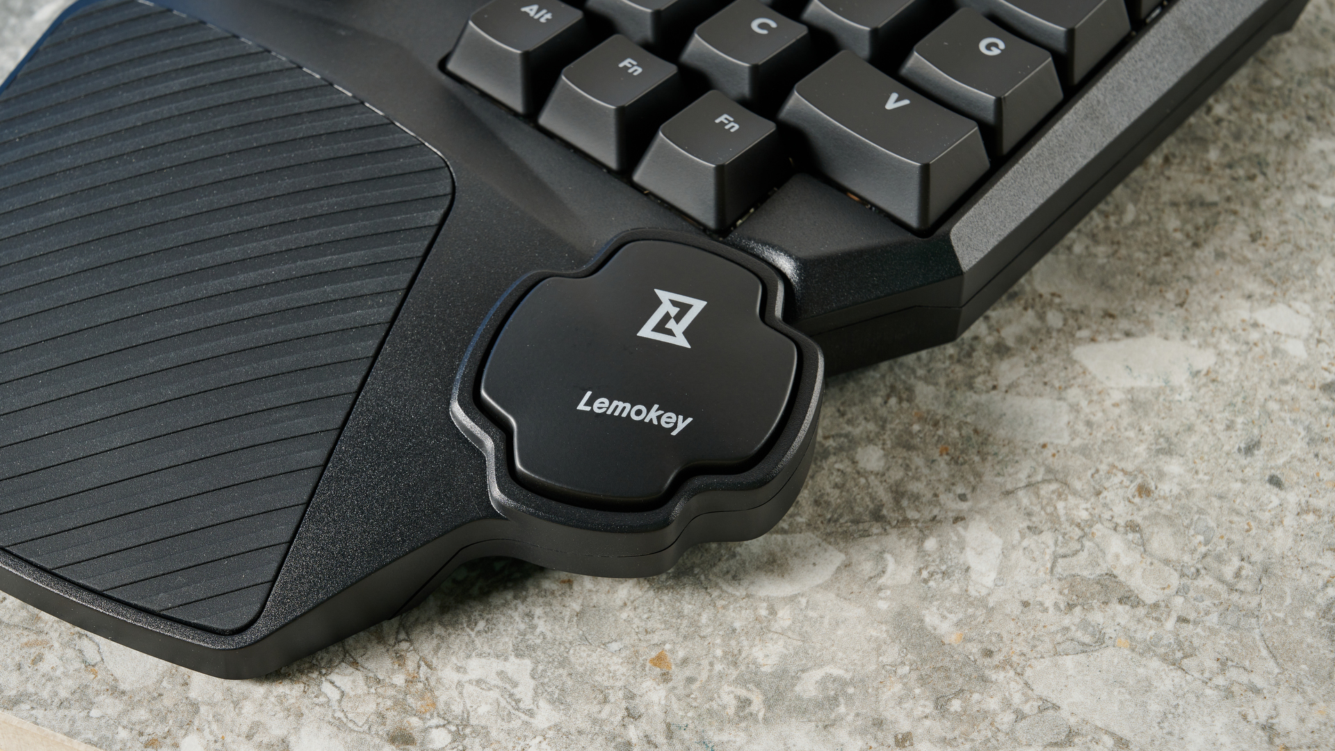 Photo of the Lemokey X0 gaming keypad