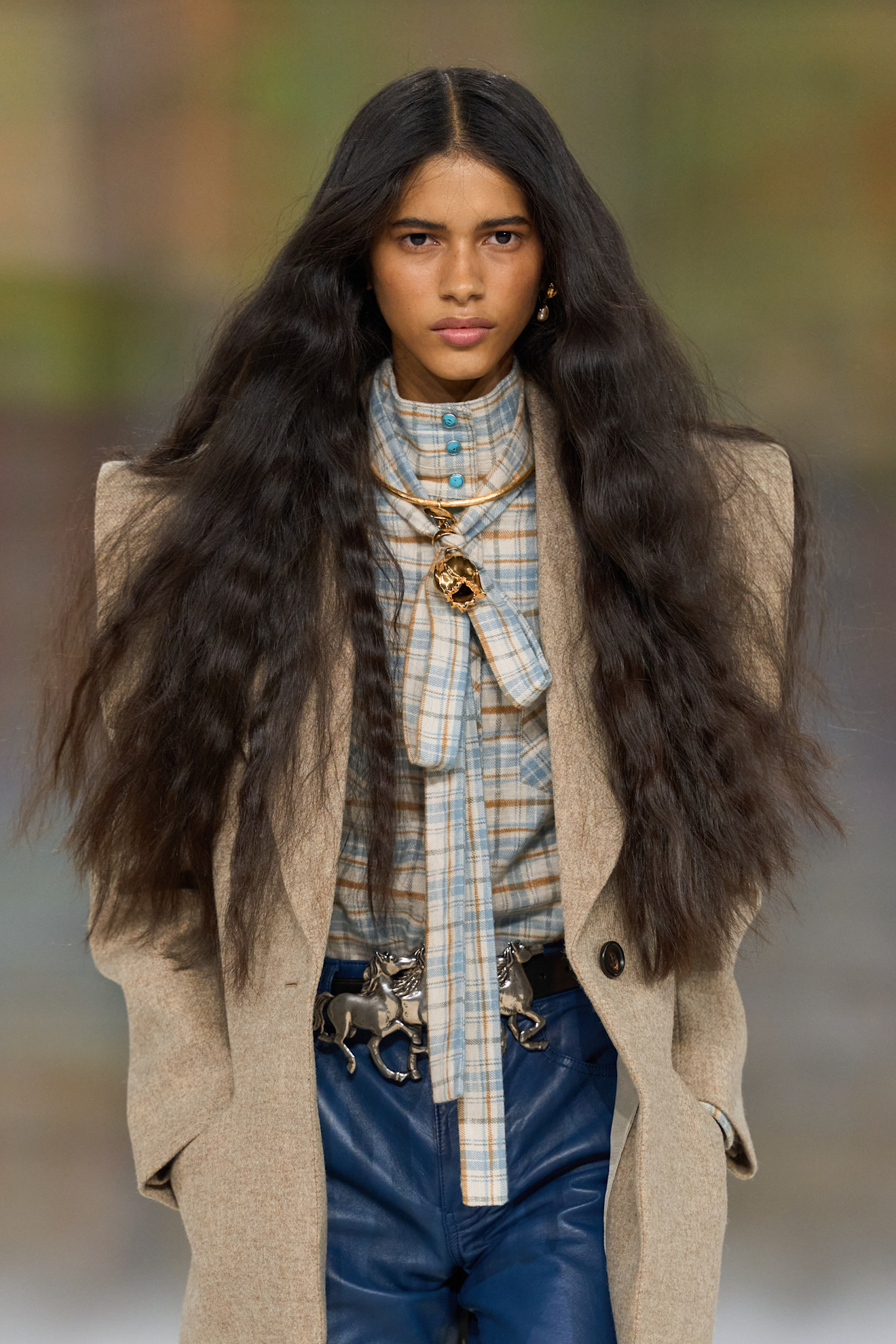 A Chlo&eacute; model walks the fall/winter 2026 runway at Paris Fashion Week.