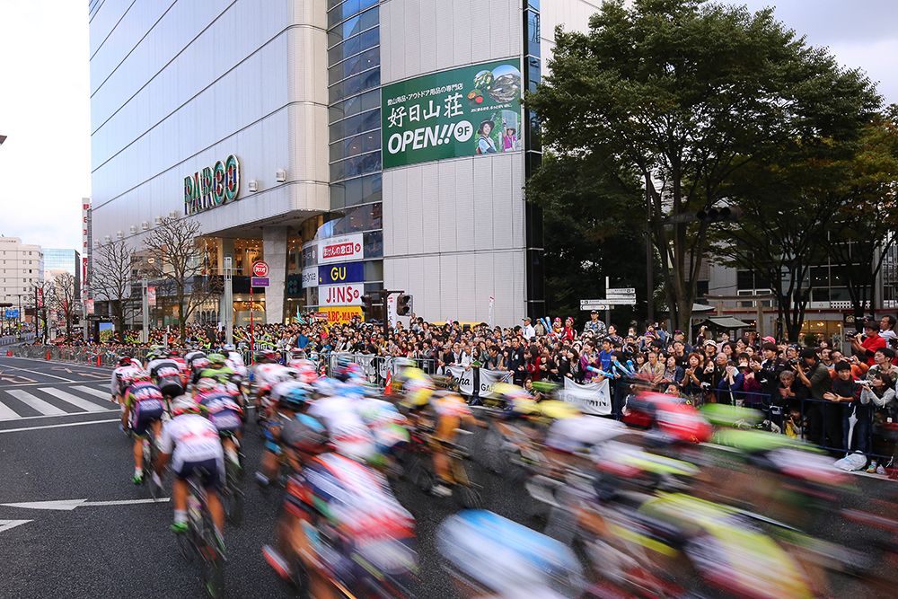 The peloton races through the streets of Utsunomiya