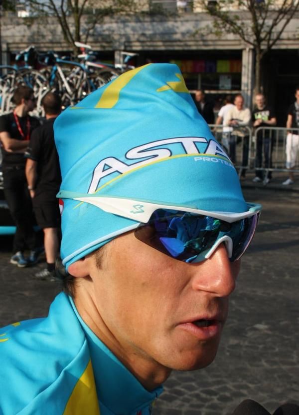 Roman Kreuziger shows off a new Astana hat