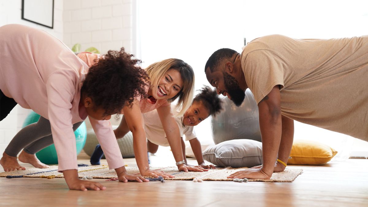 Five mental health benefits of exercise: Image shows family exercising together