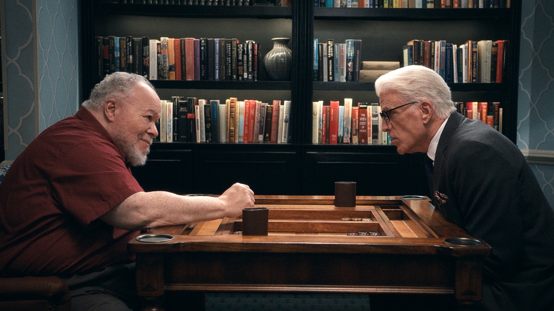 Charles and Calbert play backgammon in A Man on the Inside season 2