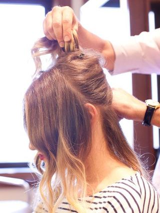 Hair, Finger, Hairstyle, Wrist, Beauty salon, Watch, Style, Hairdresser, Long hair, Hair coloring,