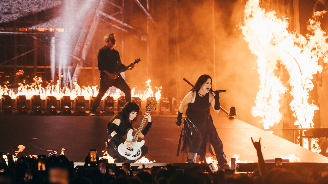 Evanescence on stage