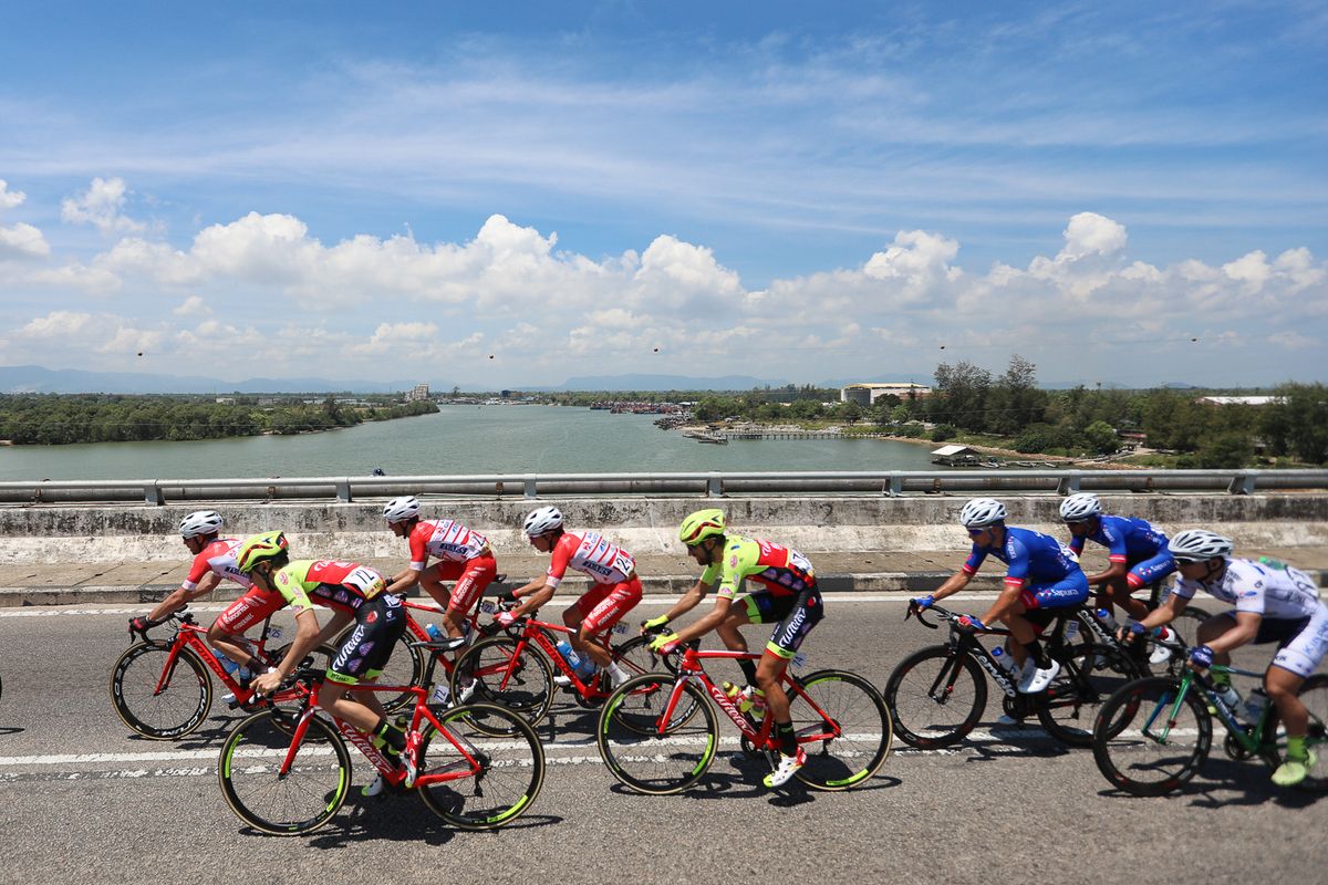 The peloton on its way to Kuala Terengganu on stage 3