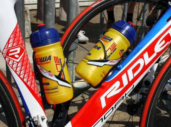 Elite's new Sior carbon cages apparently hold bottles tightly enough for cobbles.