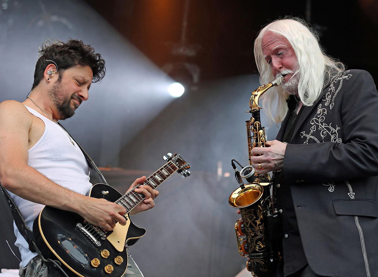 Doug Rappoport (left) and Edgar Winter perform onstage