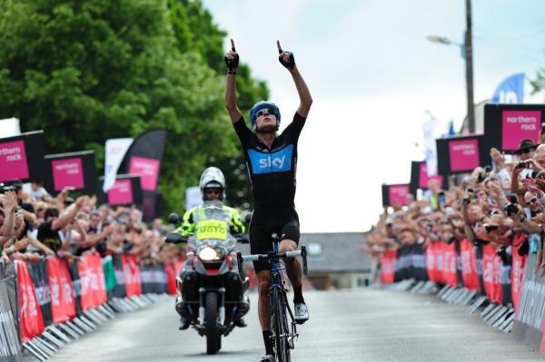Wiggins points to the sky