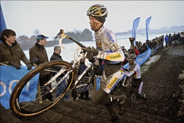 Zdenek Stybar (Telenet - Fidea) leads German champion Philipp Walsleben (BKCP - Powerplus)