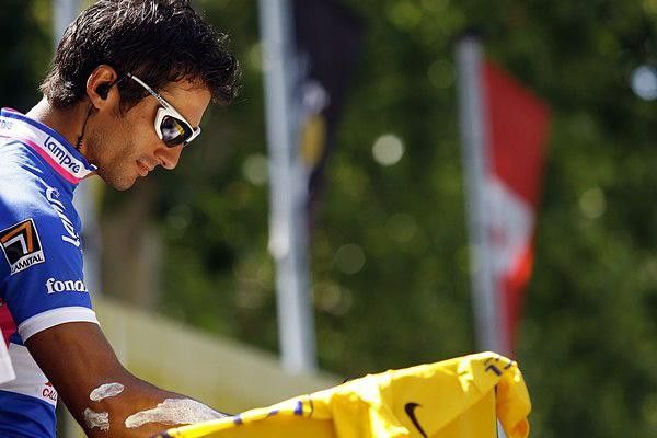 Daniele Bennati (Lampre-Fondital) needs to apply the sun screen a bit more evenly.