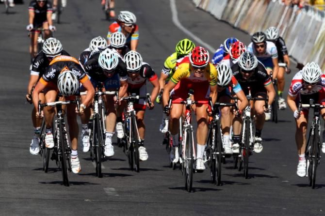 Kimberley Wells (Specialized - Securitor) sprinting ahead of Rochelle Gilmore (Wiggle Honda) and Jenny Macpherson (Liv Giant)