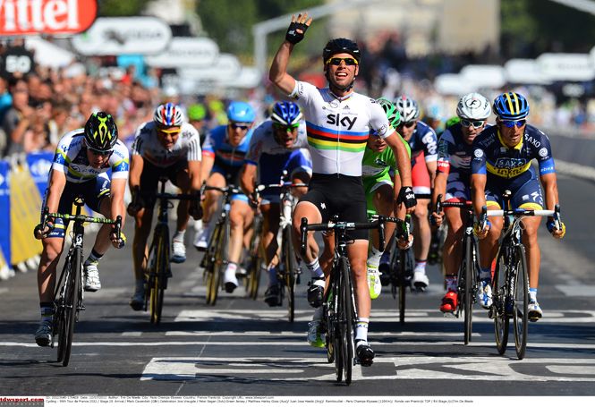 Mark Cavendish is victorious again on the Champs Elys&eacute;es in 2012