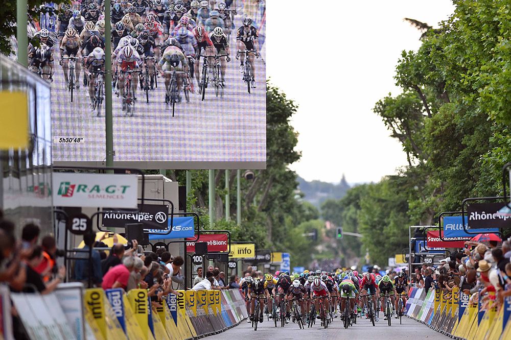 The peloton gallops to the finish line in Sisteron
