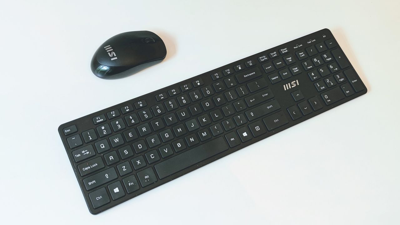 A photograph of the MSI Modern AM241's bundled keyboard and mouse