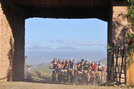 The main peloton shortly after the start of the Attakwas marathon.