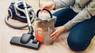 How to replace a vacuum cleaner filter