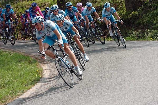 Sven Krauss (Gerolsteiner) leads the bunch on a descent
