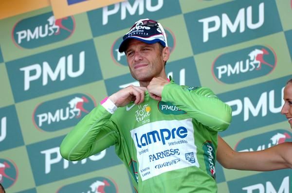 Alessandro Petacchi (Lampre-Farnese Vini) pulls on the green jersey