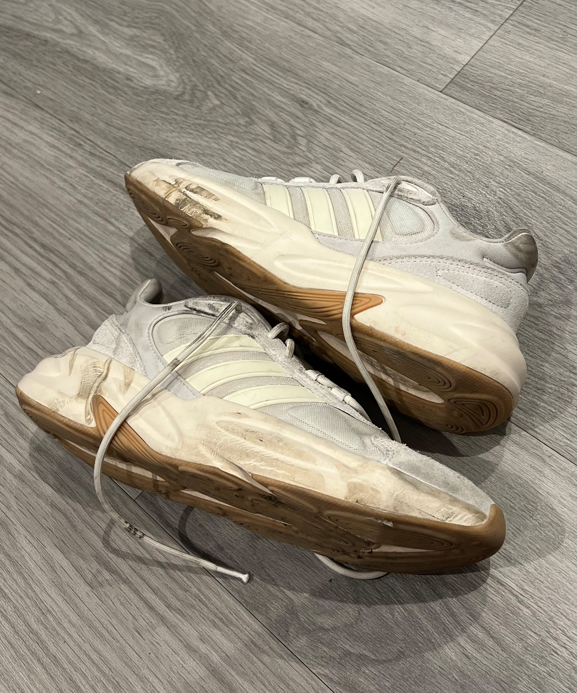 Sepasang sepatu kets netral yang kotor