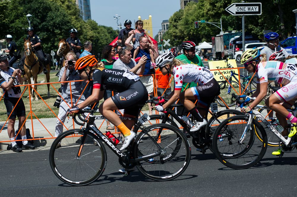 Fans watch as the women&rsquo;s peloton passes by