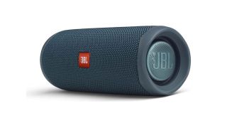 Den vandtætte jbl flip 5-højttaler i marineblå farve med et rødt JBL-logo på gitteret