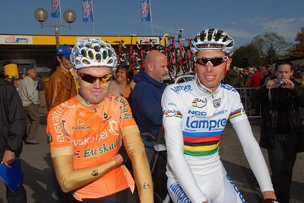 The Olympic champion Samuel S&aacute;nchez (Euskaltel-Euskadi) before the start together with Alessandro Ballan (Lampre).