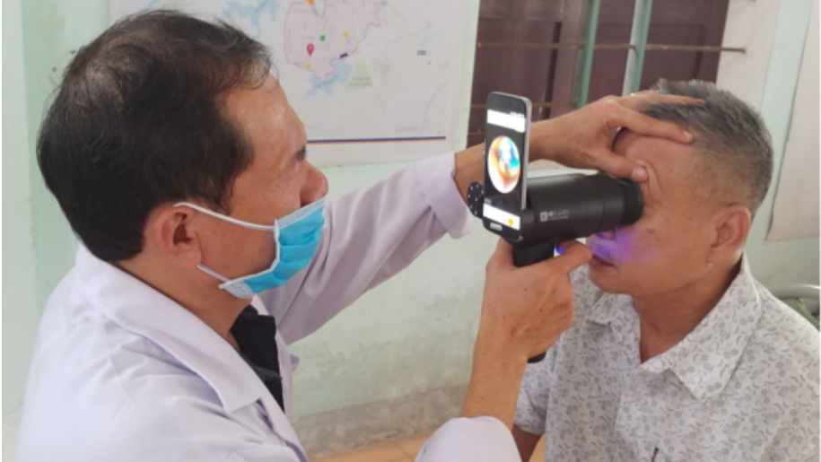 Samsung galaxy phone being put to use as a retinal camera