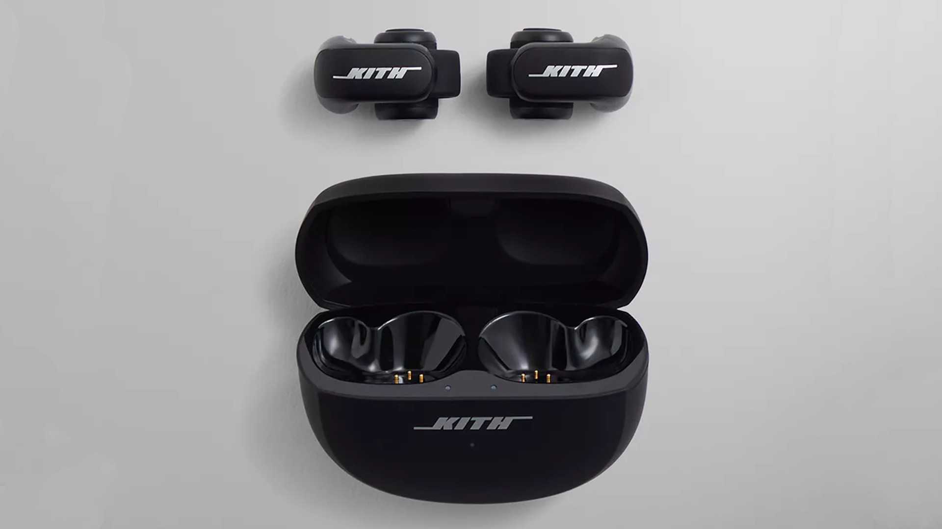 Наушники Bose Ultra Open прикрепляются к ушам, чтобы вы могли слышать все вокруг.