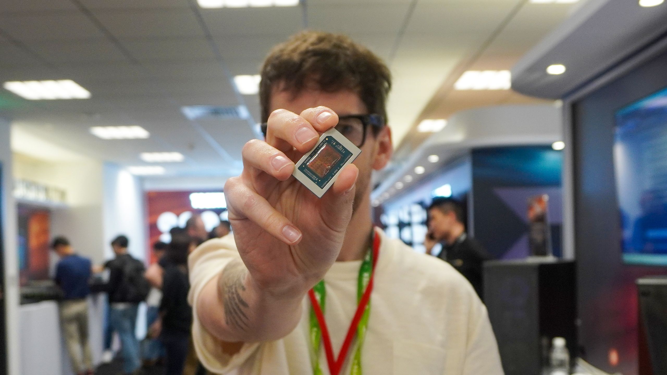 AMD Ryzen AI 400 Series بالاخره می‌تواند نگرانی‌های مربوط به شارژ را به گذشته تبدیل کند – عملکرد بی‌سیم 1.7 برابر سریع‌تر و ارتقاء چندوظیفه‌ای عمده