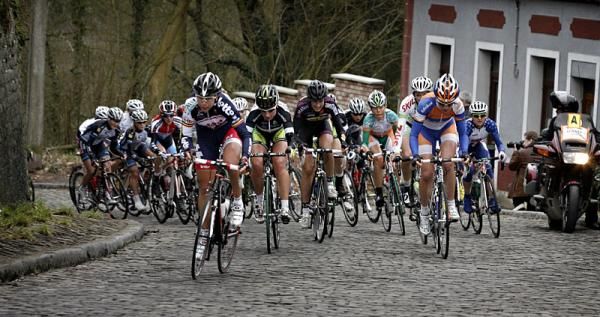 The Le Samyn des Dames peloton in action on the cobbles.