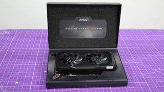 Een AMD Radeon RX 7600 op een bureau