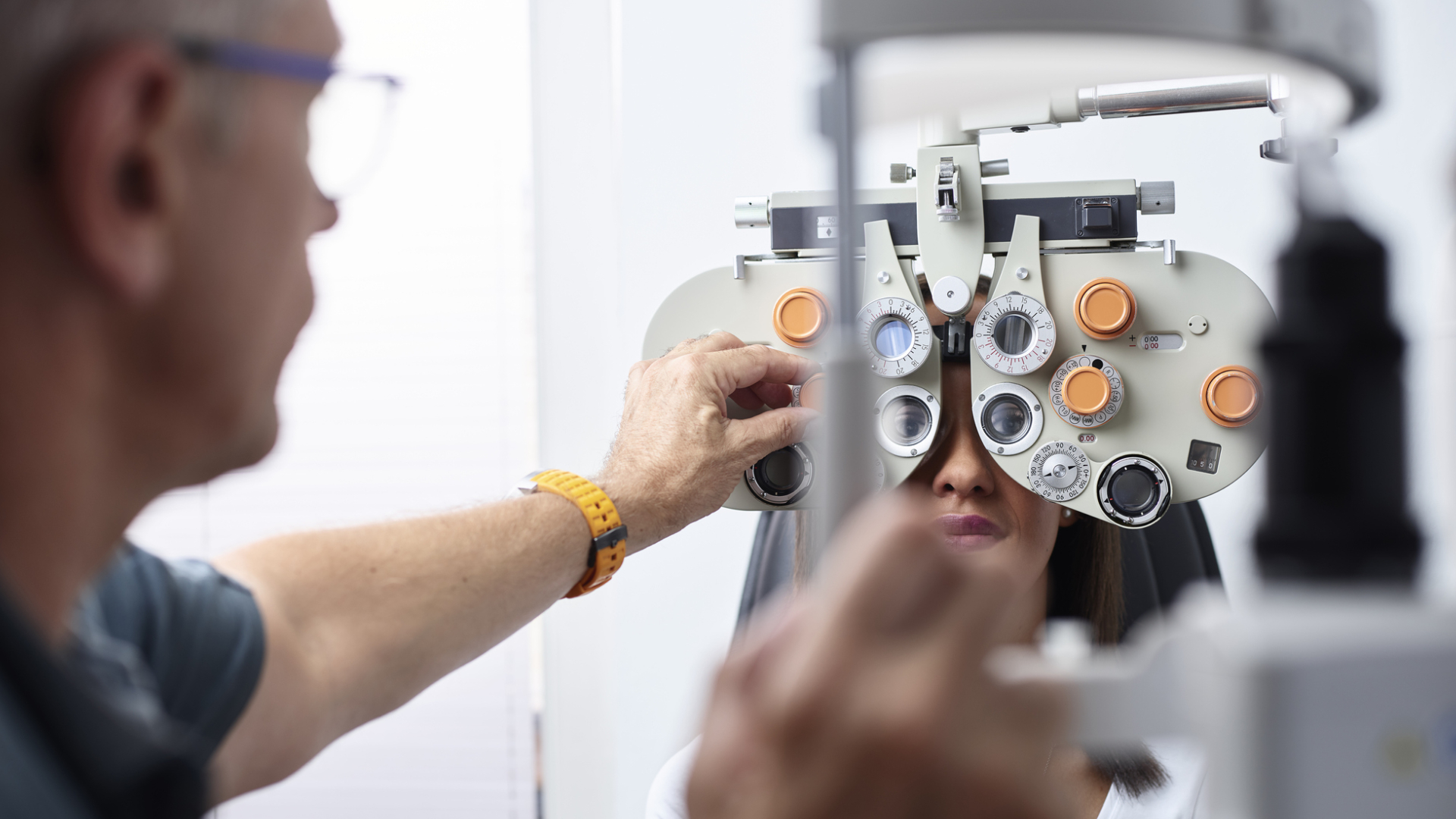 امرأة تخضع لفحص العين عند أطباء العيون
