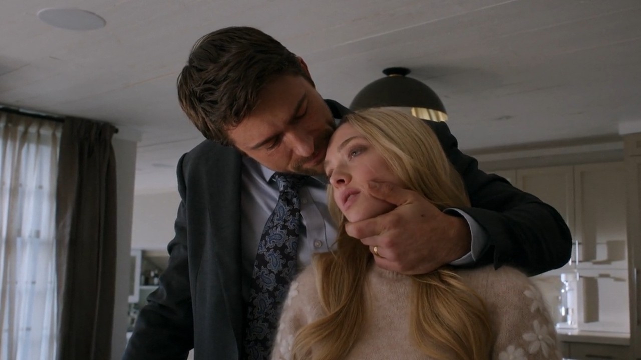 ब्रँडन स्क्लेनर द हाउसमेडमध्ये अमांडा सेफ्रीडच्या चेहऱ्यावर हात ठेवत आहे.