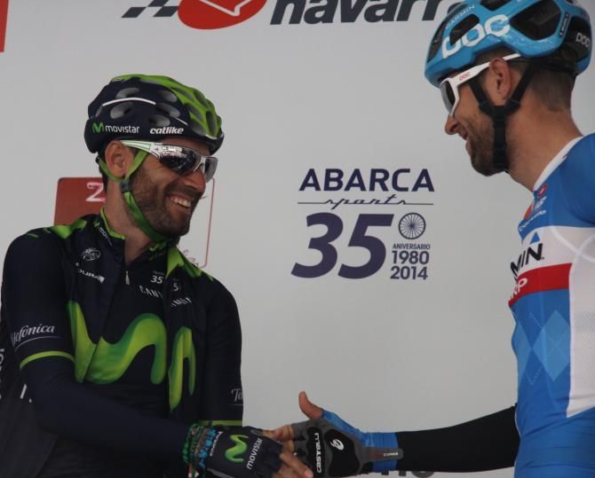 Valverde and Hesjedal shake hands at the start