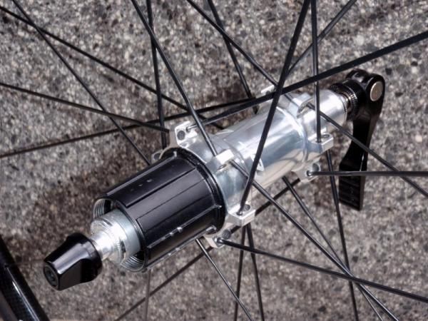 The Idol hubs boast smooth running silicon nitride hybrid ceramic bearings, though the lack of supplemental sealing or shielding can spell trouble in wet weather