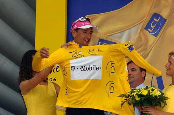 Serguei Gonchar (T-Mobile) puts on the maillot jaune