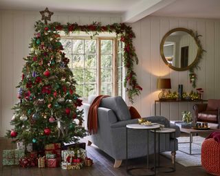 Christmas tree ideas with traditional decoration, largely in red