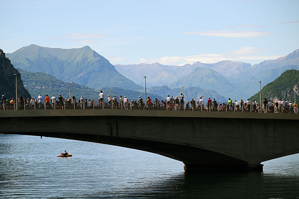 CESANO MADERNO ITALY MAY 29 A general view of the peloton passing through a landscape while fans cheers during the 108th Giro dItalia 2025 Stage 18 a 144km stage from Morbegno to Cesano Maderno UCIWT on May 29 2025 in Cesano Maderno Italy Photo by Dario BelingheriGetty Images