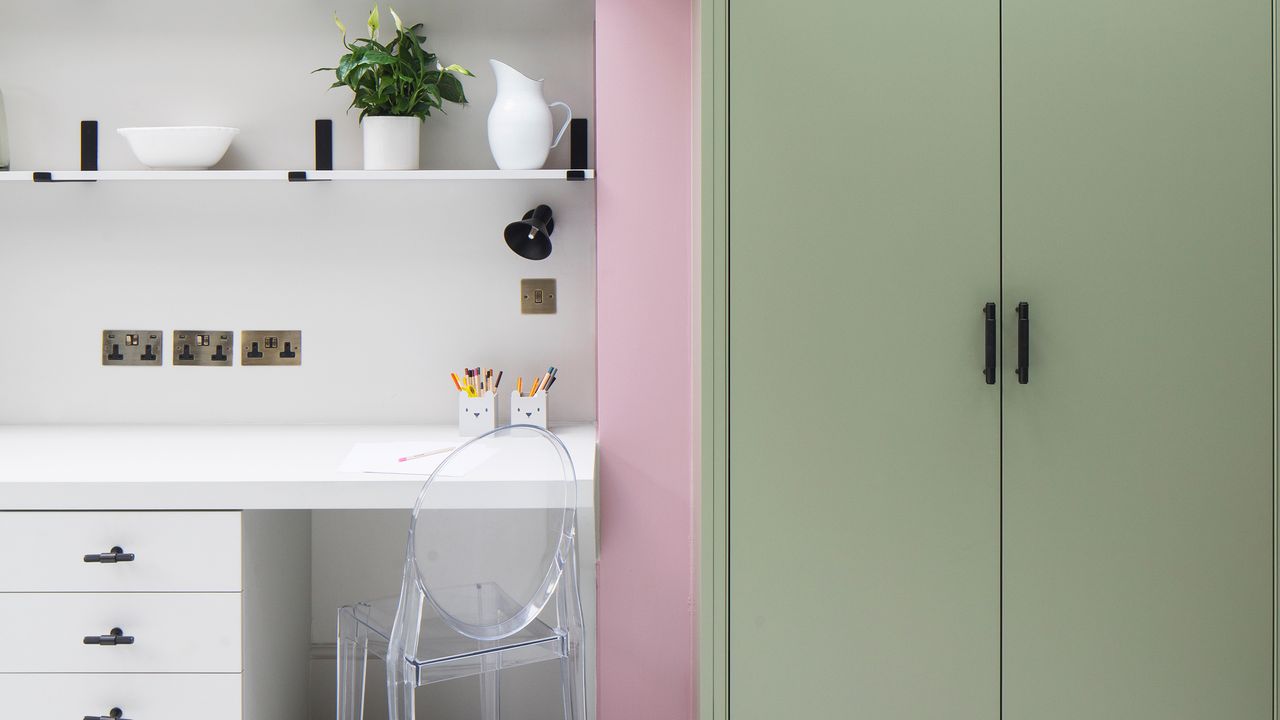 Kitchen countertop which extends into desk space