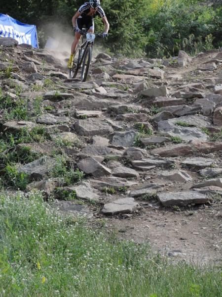 Alex Grant (Cannondale) descends a rock garden in Sun Valley