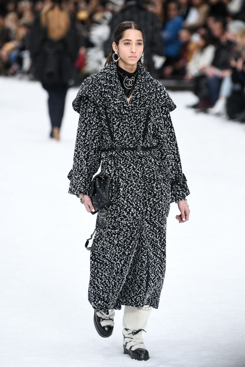 Fashion, Fashion show, Runway, Fashion model, Human, Shoulder, Public event, Winter, Event, Haute couture,
