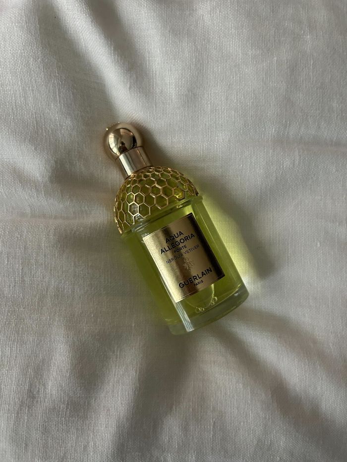 A picture of Guerlain Aqua Allegoria Forte Nerolia Vetiver on a white linen background