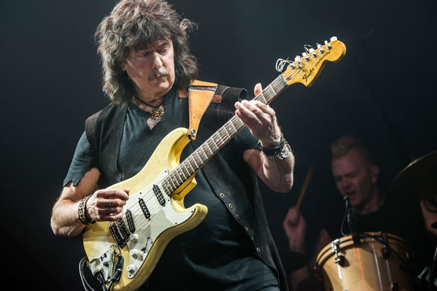 Watch Ritchie Blackmore and Rainbow Perform “Perfect Strangers” in Pro ...