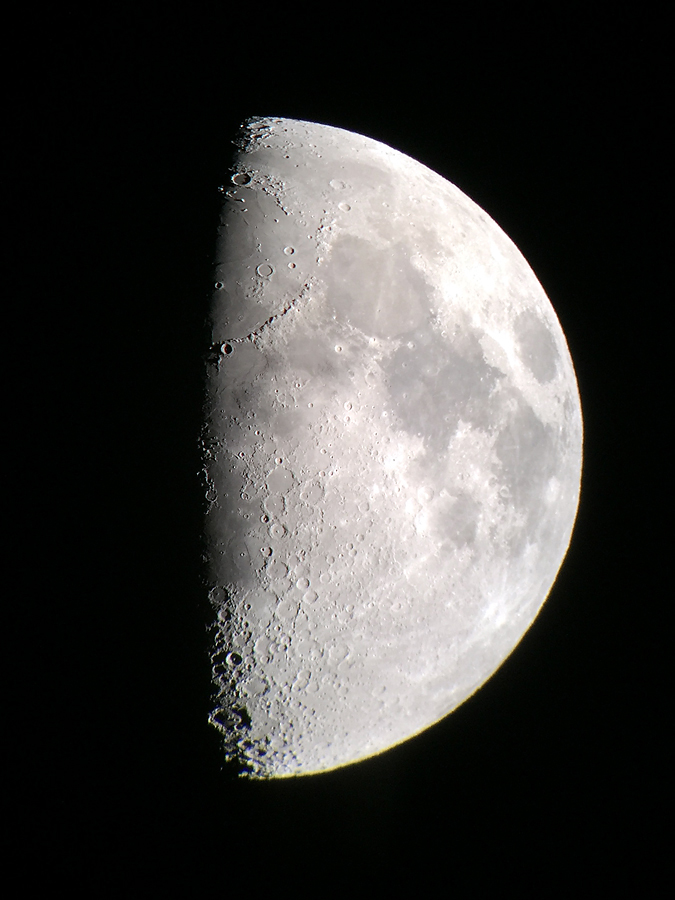 Een foto die het krateroppervlak van de maan laat zien.