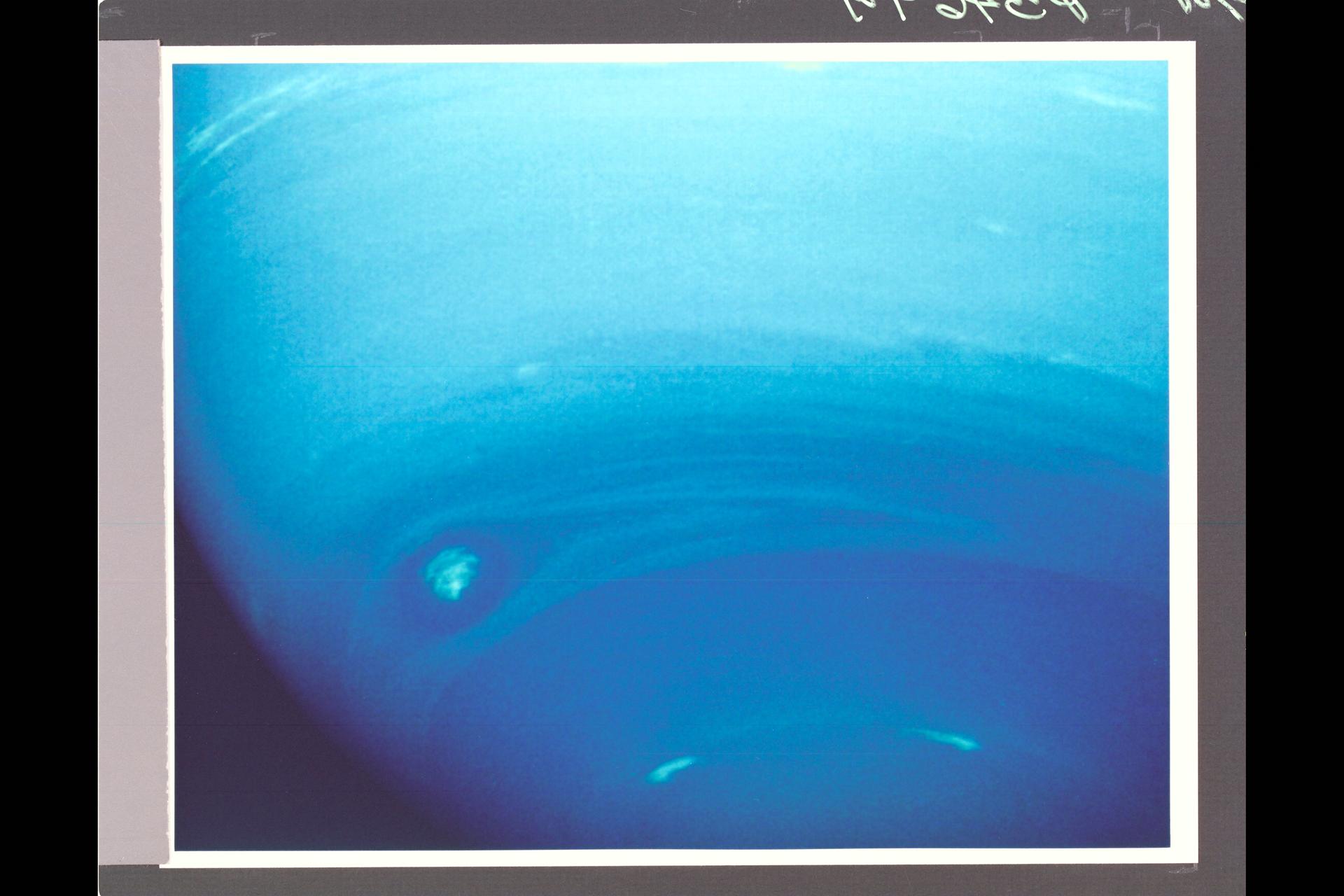 Нептун изблиза изгледа веома плаво