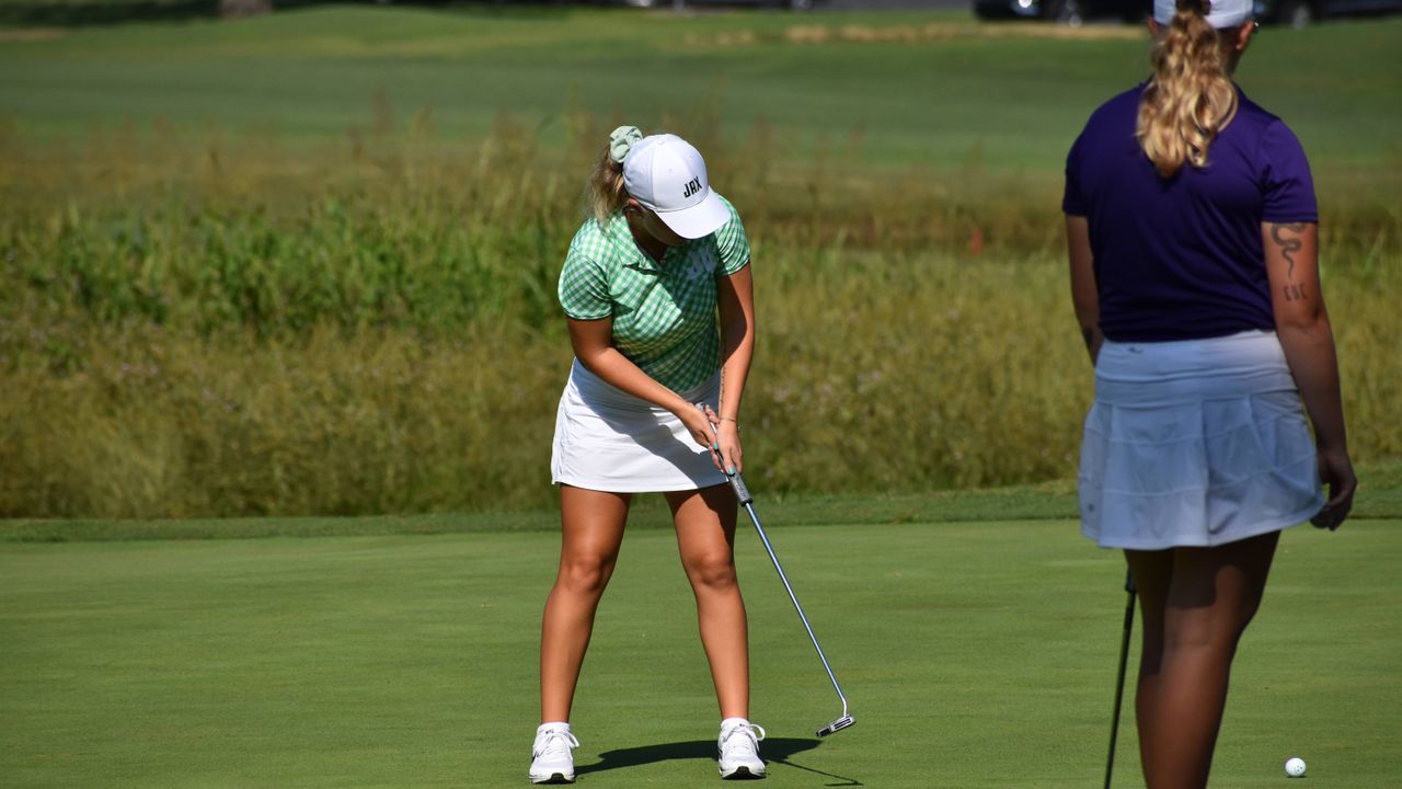 Female US University golfers on putting green