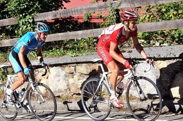 Martin Velits (Team Milram) and Sylvain Chavanel (Cofidis) try to hold off the favourites group.