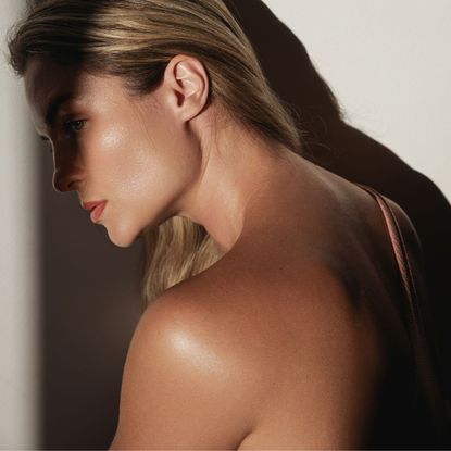 Signs you're not eating enough: A woman with her face in the shadows