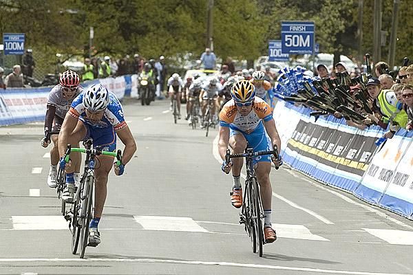 Jaan Kirsipuu (left) of Le Tua holds out Chris Sutton (Garmin/Slipstream) to win the first stage of the tour in Ballarat.