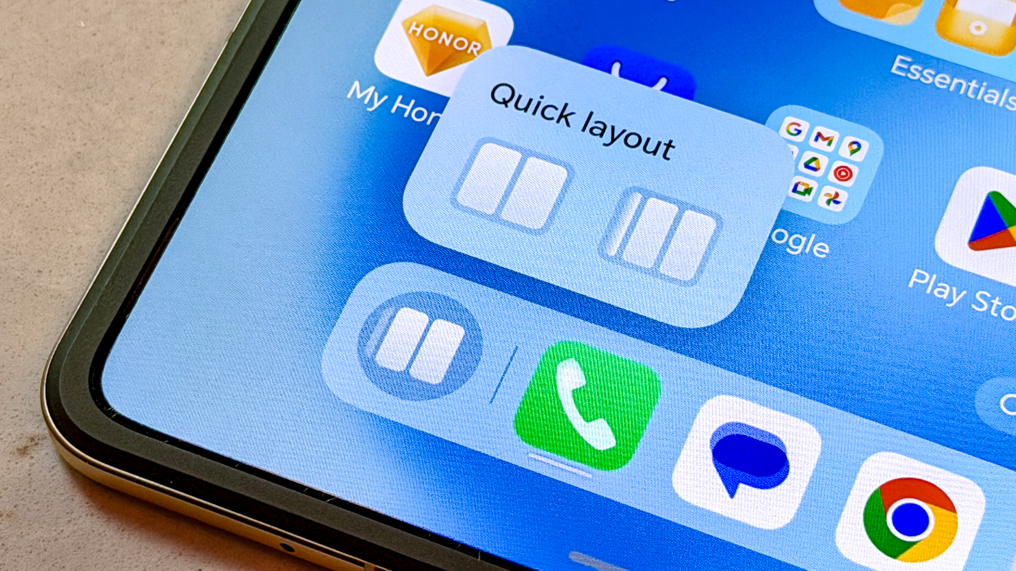 Honor Magic V5 taskbar and quick layout button